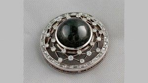 Этот черный бриллиант огранки кабошон маскируется под таитянскую жемчужину