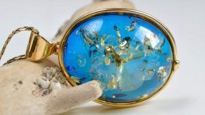 Как и где добывают синий (голубой) янтарь: известные месторождения