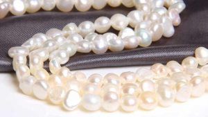 Какой ювелирный подарок преподнести маме на 70 лет? Какой ювелирный подарок преподнести маме на 70 лет?