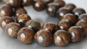 Бронзит: свойства и применение камня в ювелирном деле