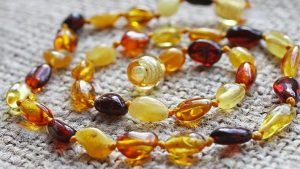Детские бусы из янтаря: нужны малышу или нет, польза и вред