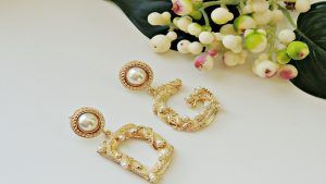 Украшения с надписями, буквами и словами: какие бывают и как носить Украшения с надписями, буквами и словами: какие бывают и как носить