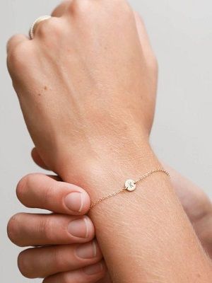 Украшения с надписями, буквами и словами: какие бывают и как носить