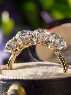 Ювелирные подарки маме на День рождения