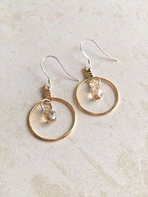 Серьги с халцедоном: как выбрать и носить