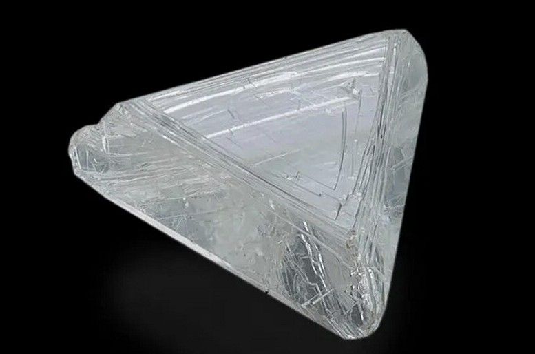 Макл также является сдвоенным кристаллом алмаза. Фото: Orasa Weldon/GIA