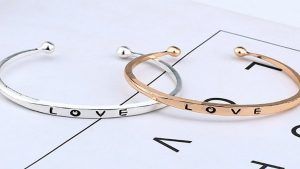 Какой ювелирный подарок презентовать друзьям на стальную свадьбу