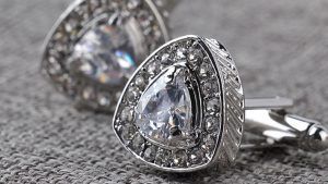 Какой ювелирный подарок презентовать мужу на бриллиантовую свадьбу