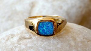 Какой ювелирный подарок презентовать мужу на опаловую свадьбу