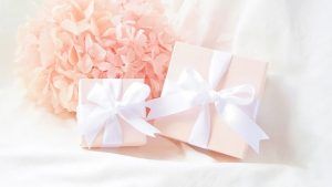 Какой ювелирный подарок презентовать родителям на опаловую свадьбу