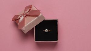 Какой ювелирный подарок презентовать жене на бриллиантовую свадьбу