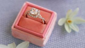 Какой ювелирный подарок презентовать жене на стальную свадьбу