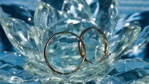 Какой ювелирный подарок презентовать друзьям на хрустальную свадьбу