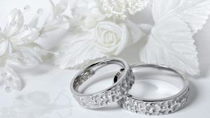 Какой ювелирный подарок презентовать друзьям на серебряную свадьбу