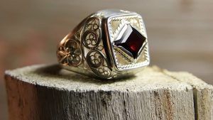 Какой ювелирный подарок презентовать мужу на серебряную свадьбу