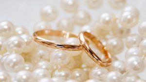 Какой ювелирный подарок презентовать мужу на жемчужную свадьбу