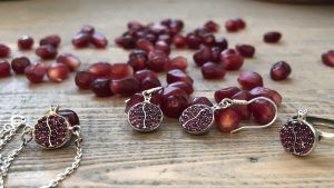 Какой ювелирный подарок презентовать родителям на гранатовую свадьбу