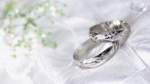 Какой ювелирный подарок презентовать родителям на серебряную свадьбу