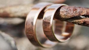 Какой ювелирный подарок презентовать жене на бронзовую свадьбу