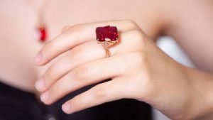 Какой ювелирный подарок презентовать жене на рубиновую свадьбу