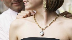 Какой ювелирный подарок презентовать жене на топазовую свадьбу