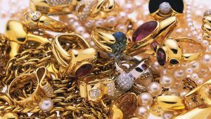 Какой ювелирный подарок презентовать жене на золотую свадьбу