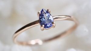 Помолвочные кольца с танзанитом: как грамотно выбрать и носить
