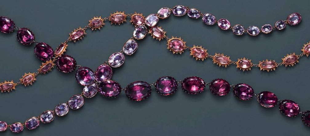 Ожерелья ривьера XIX века из аметиста, граната и розового топаза. Предоставлены Fred Leighton