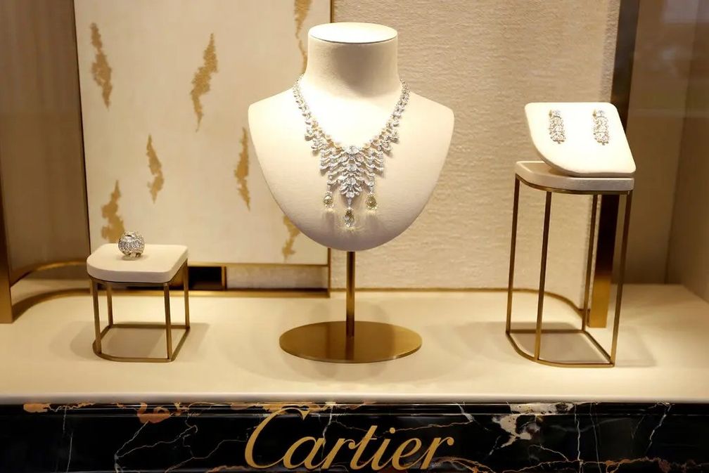Сделка может помочь нынешнему владельцу Yoox Net-a-Porter, швейцарскому конгломерату Richemont, в который входят такие бренды, как Cartier, продавать свои товары в Интернете