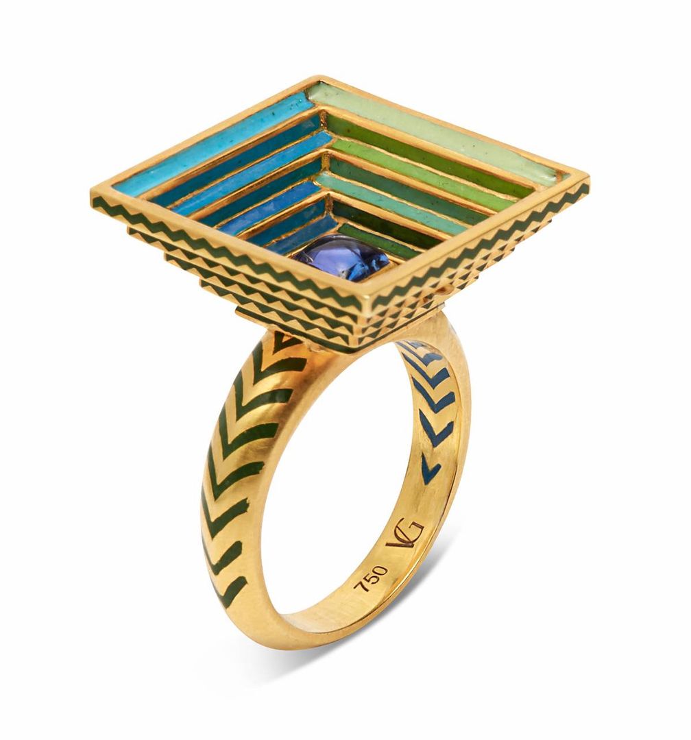 Кольцо Baoli от бренда Van Gelder Indian Jewellery из 18-каратного золота. Ступени «колодца» окрашены сине-зеленой эмалью, в глубине «колодца» – кабошон из танзанита