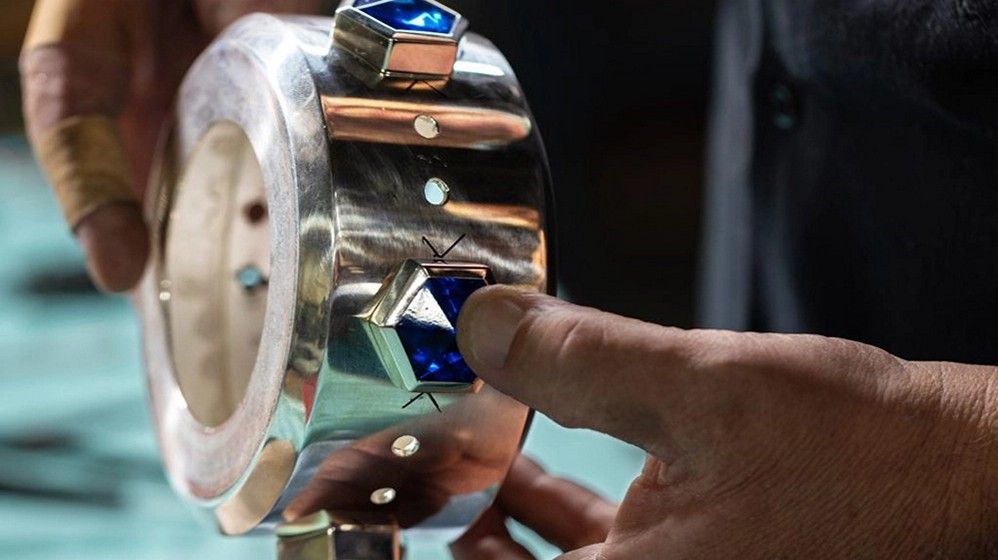 Кубок Призывателя украшен несколькими крупными синими драгоценными камнями. Фото: Tiffany & Co. 