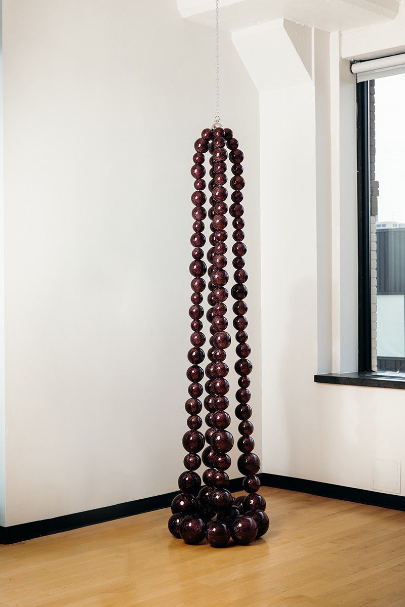 Скульптура Жана-Мишеля Отониэля Double Collier Alessandrita-Améthyste Mica (2021) напоминает украшения из коллекции Лагоса Caviar. Фото: Lagos