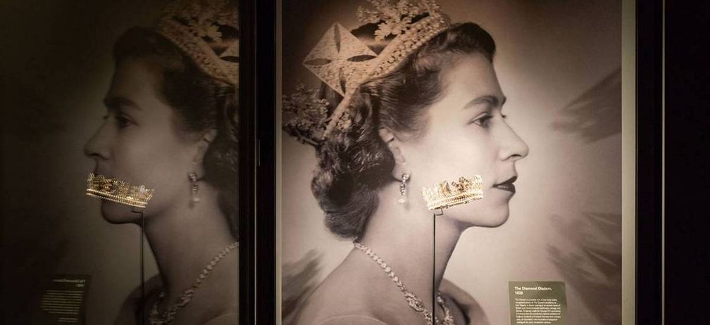 Украшения королевы на выставке в Букингемском дворце