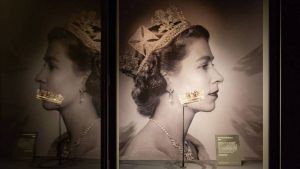 Украшения королевы Елизаветы II на выставке в Букингемском дворце
