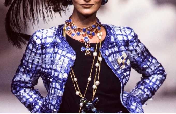 Знаковые ожерелья Chanel для многослойного ношения, как у Коко