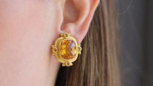 Восточный гороскоп: какие украшения идеально подходят Собаке