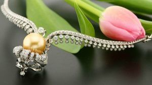 Какой ювелирный подарок преподнести бабушке на 8 Марта?