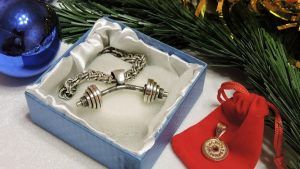 Какой ювелирный подарок преподнести дедушке на Новый год Какой ювелирный подарок преподнести дедушке на Новый год