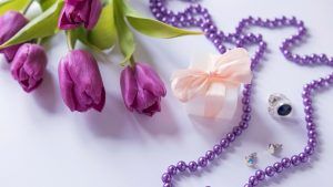 Какой ювелирный подарок преподнести коллеге на 8 Марта?