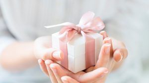 Какой ювелирный подарок преподнести коллеге на Новый год? Какой ювелирный подарок преподнести коллеге на Новый год?