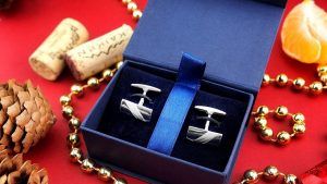 Какой ювелирный подарок преподнести парню на Новый год?