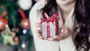 Какой ювелирный подарок преподнести подруге на Новый год Какой ювелирный подарок преподнести подруге на Новый год