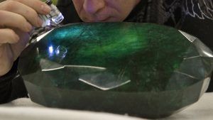 ТОП-5 самых крупных изумрудов в мире ТОП-5 самых крупных изумрудов в мире