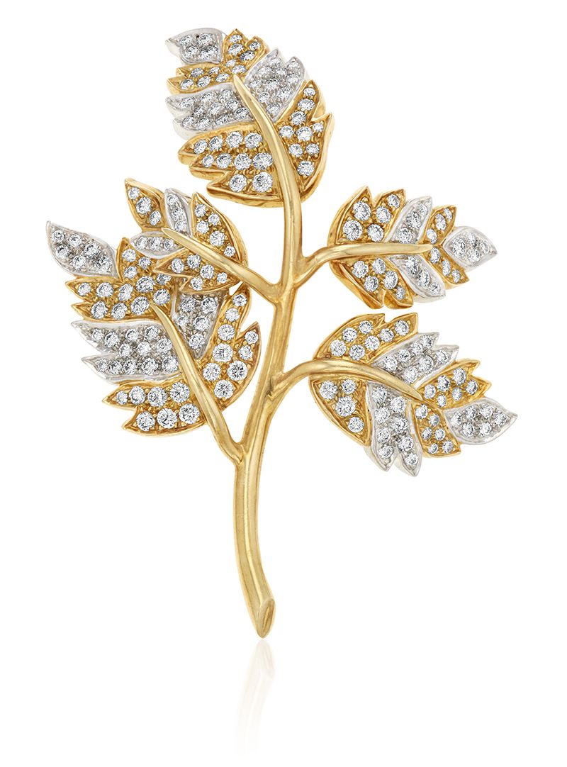 Брошь Five Leaves от Jean Schlumberger для Tiffany & Co. из 18-каратного желтого золота и платины, украшенная примерно 200 бриллиантами круглой огранки. Фото: Christie's, 2022 год