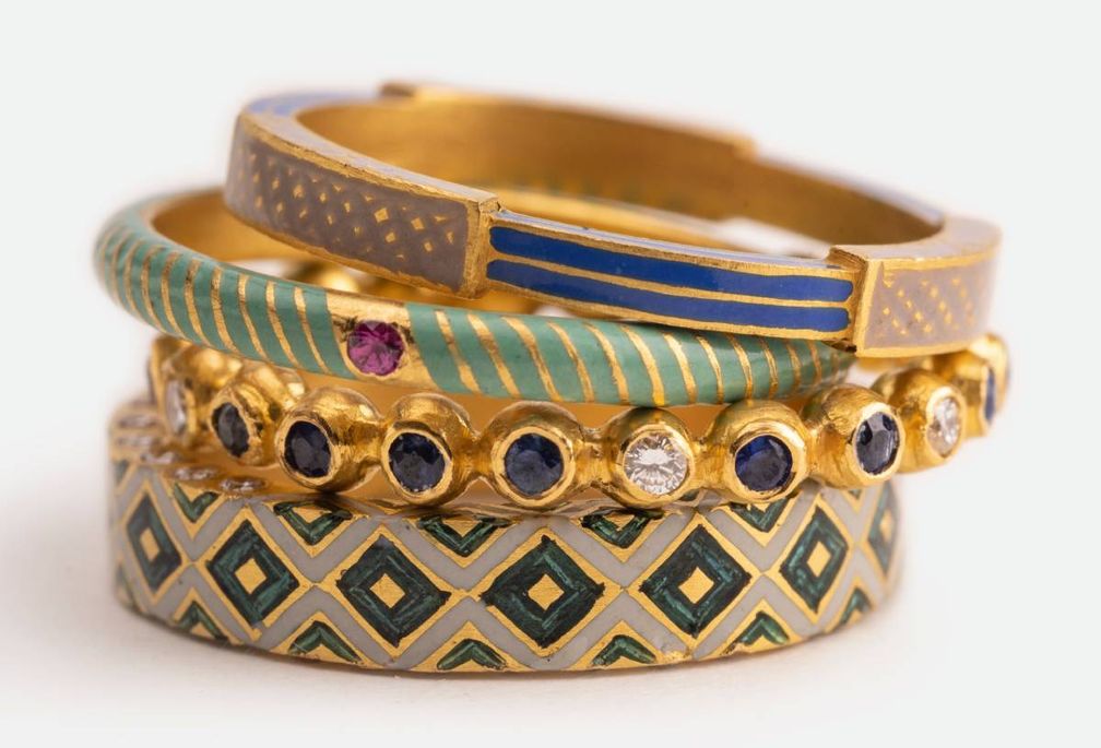 Золотые кольца с эмалью украшены геометрическими мотивами, бриллиантами и драгоценными камнями. Agaro Jewel 