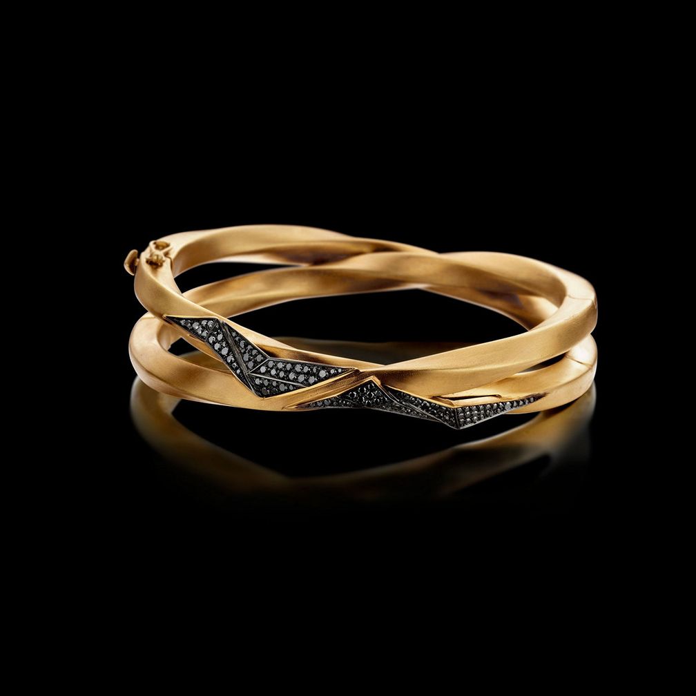 Двойной браслет Carioca изготовлен вручную из 18-каратного золота и натуральных черных бриллиантов