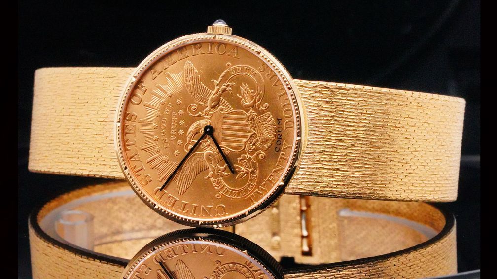 Часы Элвиса Пресли Corum Gold Coin, которые он подарил своему менеджеру Тому Паркеру, были проданы почти за 27 000 долларов