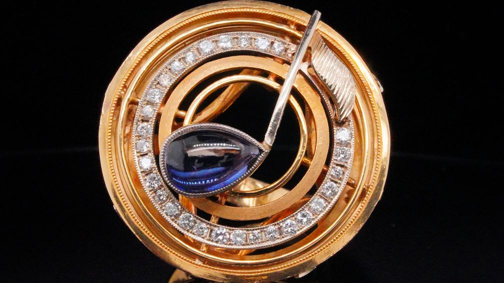 Изготовленное на заказ кольцо Элвиса с нотой, которое он подарил Минди Миллер, было продано за 87 500 долларов
