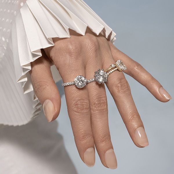 Обручальные кольца с бриллиантами, выращенными в лаборатории, из новой свадебной коллекции Liberté от Oscar Massin (фото любезно предоставлены Oscar Massin)