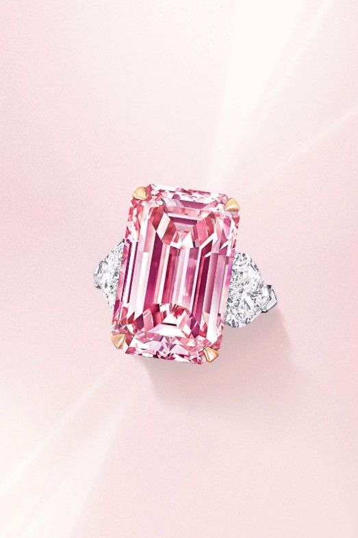 Кольцо с безупречным внутри фантазийным насыщенно-розовым бриллиантом изумрудной огранки весом 16,88 карата